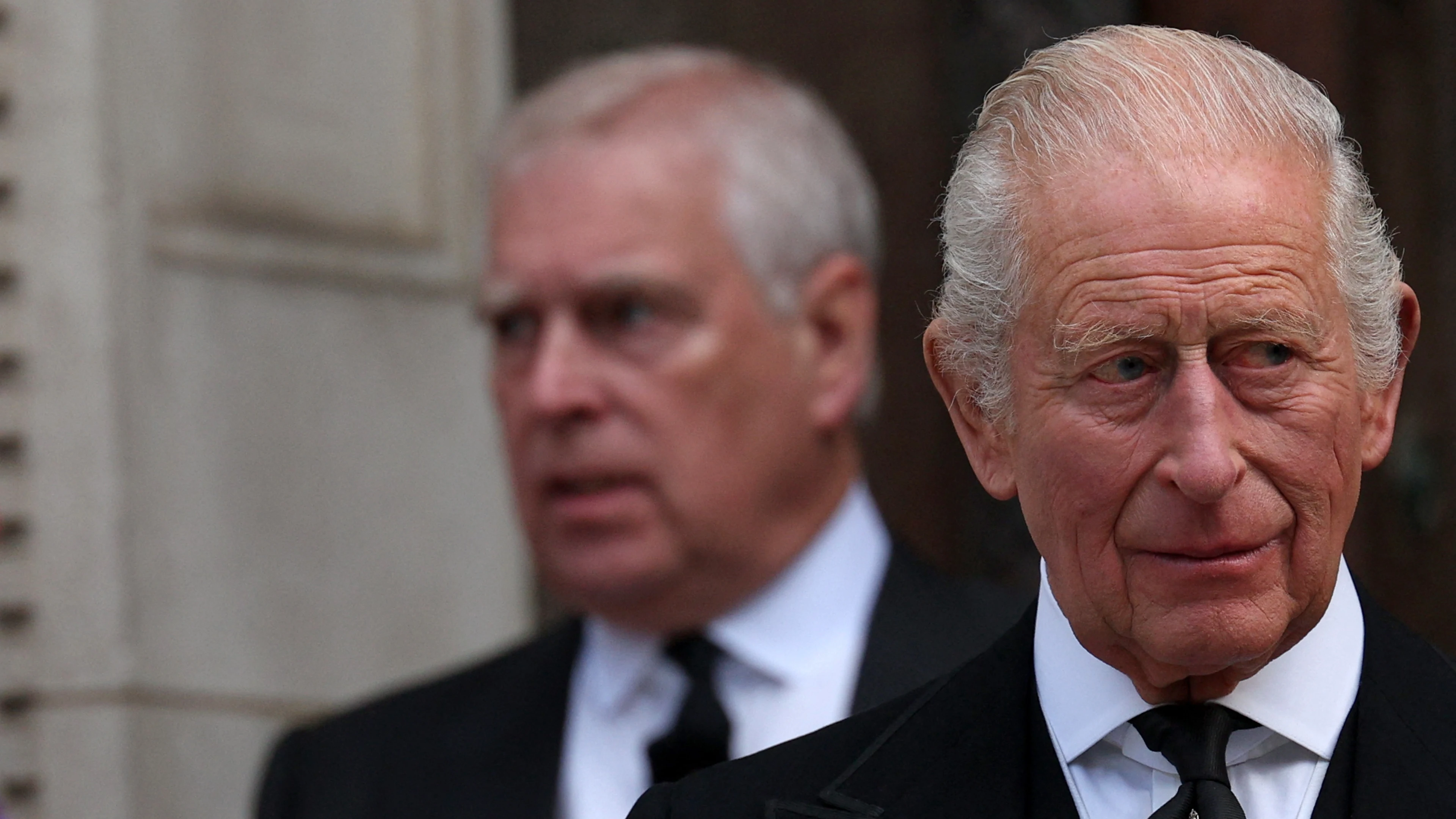 Koning Charles spreekt zich uit over gearresteerde broer Andrew