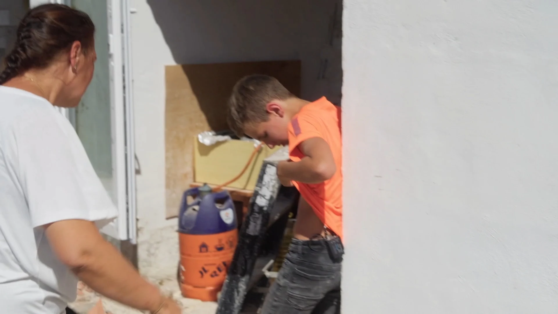 Oeps: kozijn valt op zoon Harrie Jelies, maar vader Johan stelt hem gerust!