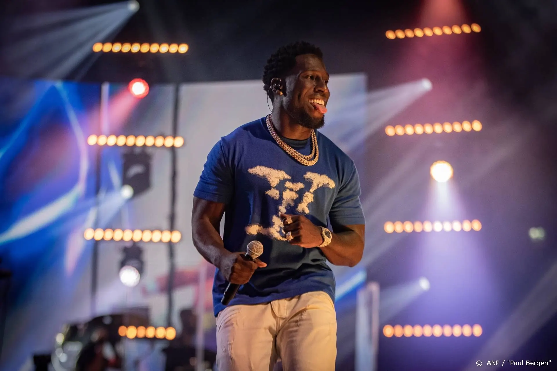 Frenna brengt racismetrack uit met Akwasi