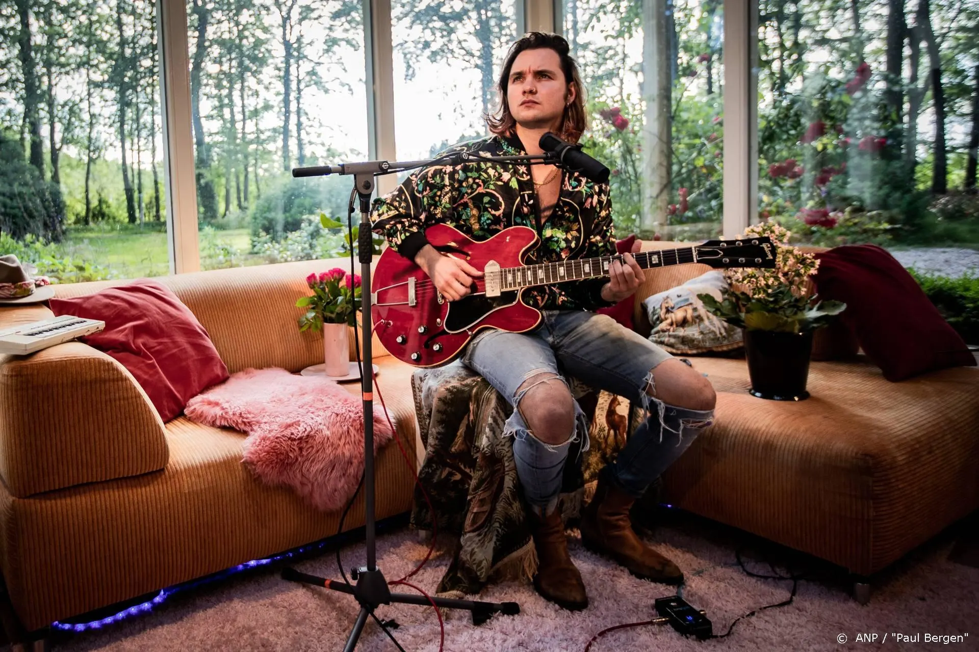 Jett Rebel verplaatst tuinconcert naar huiskamer