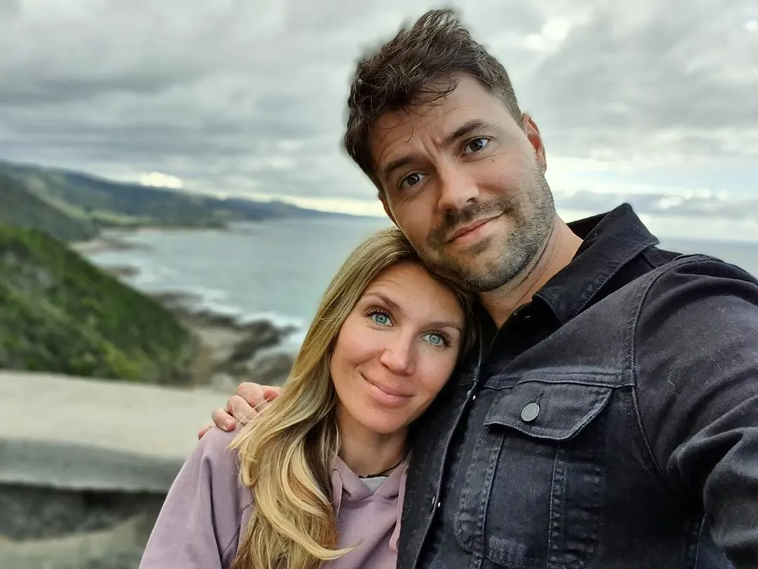 VIDEO: Annemarie slaat Simon Keizer met tas in gezicht