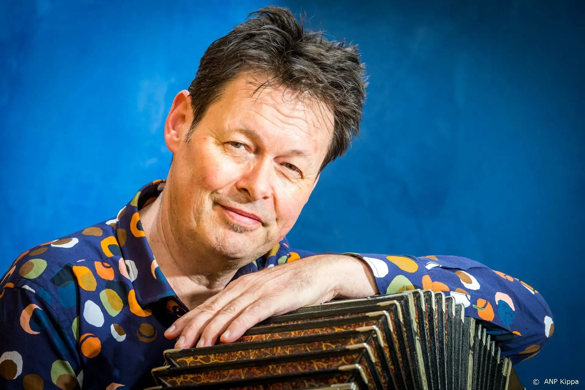 Carel 'de traan van Máxima' Kraayenhof treedt op met Leoni Jansen