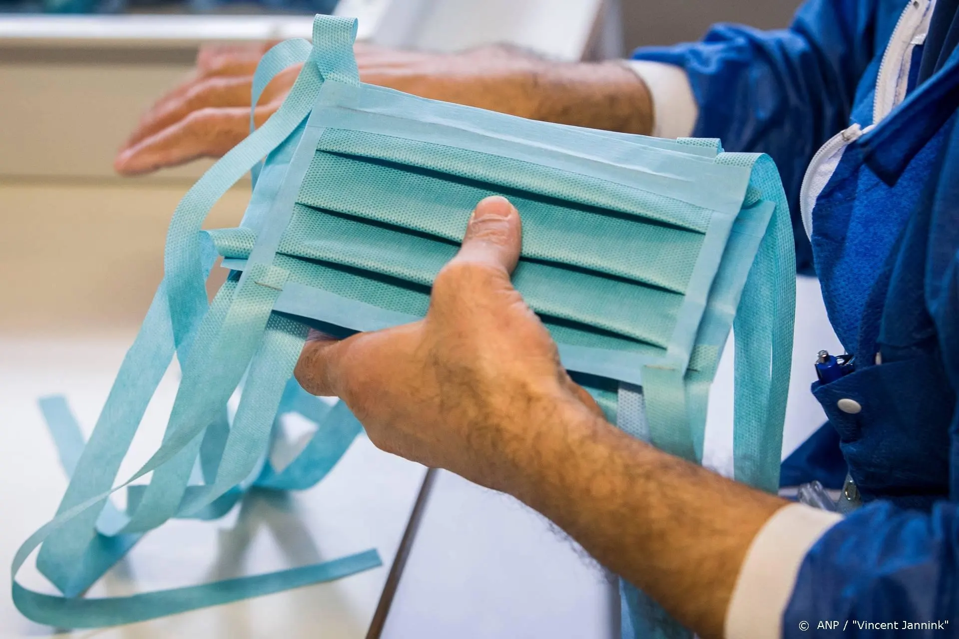 Amerikaanse rockband maakt mondkapjes van onverkochte kleding