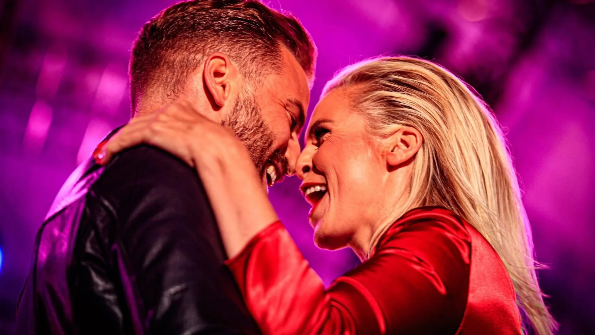 Jim Bakkum feliciteert zijn vrouw met een harde grap