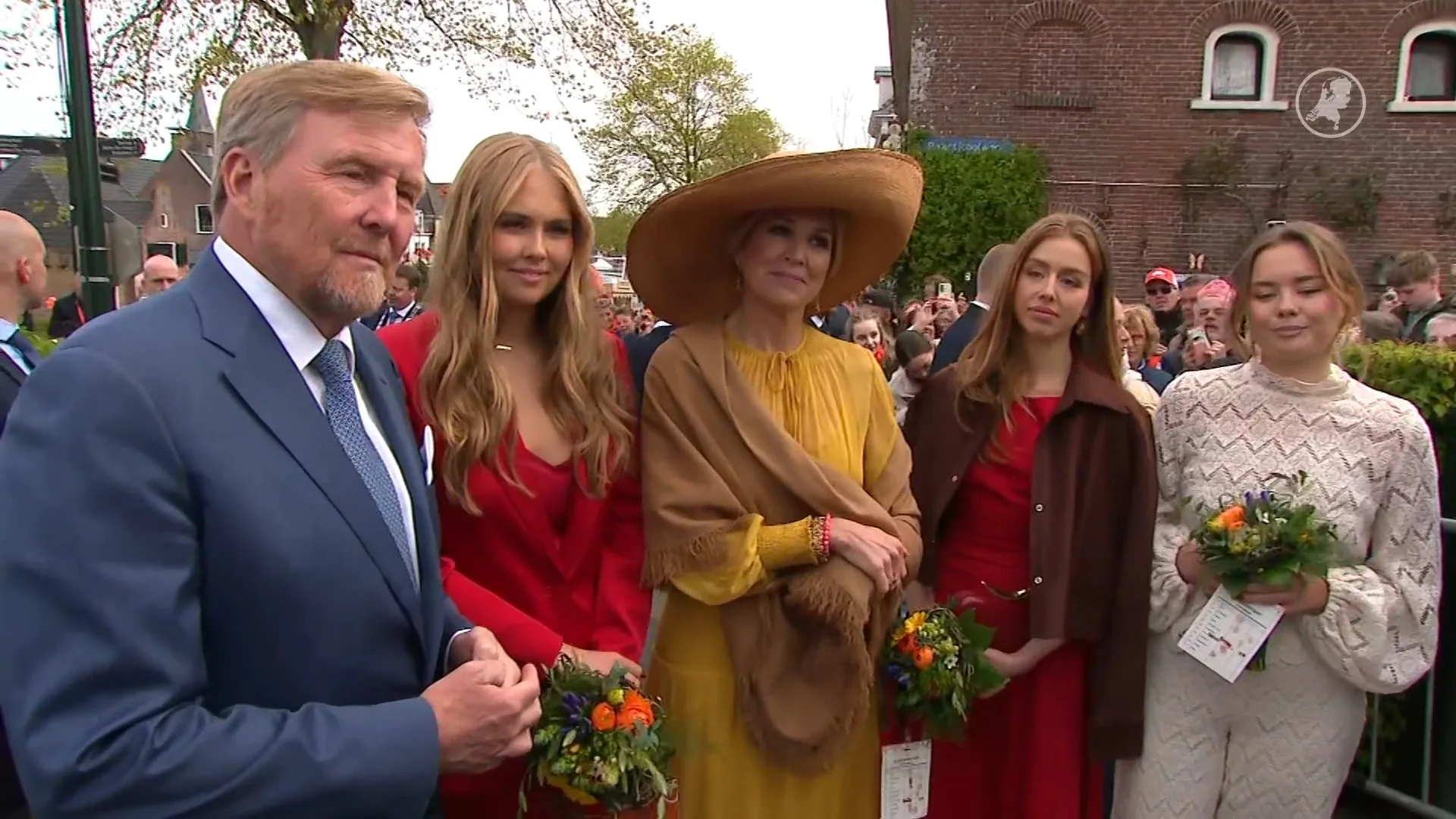 Koningspaar en prinses Ariane genieten van schaatsen in Dokkum