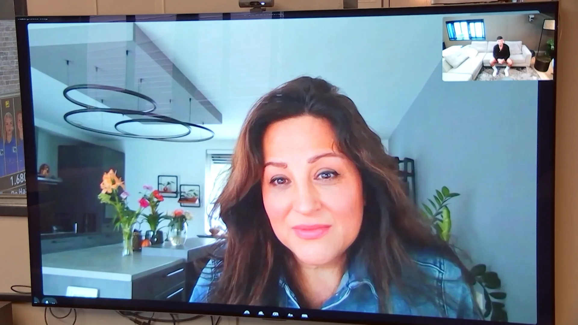 Salar belt met zijn moeder over Mercedes (De Bondgenoten)