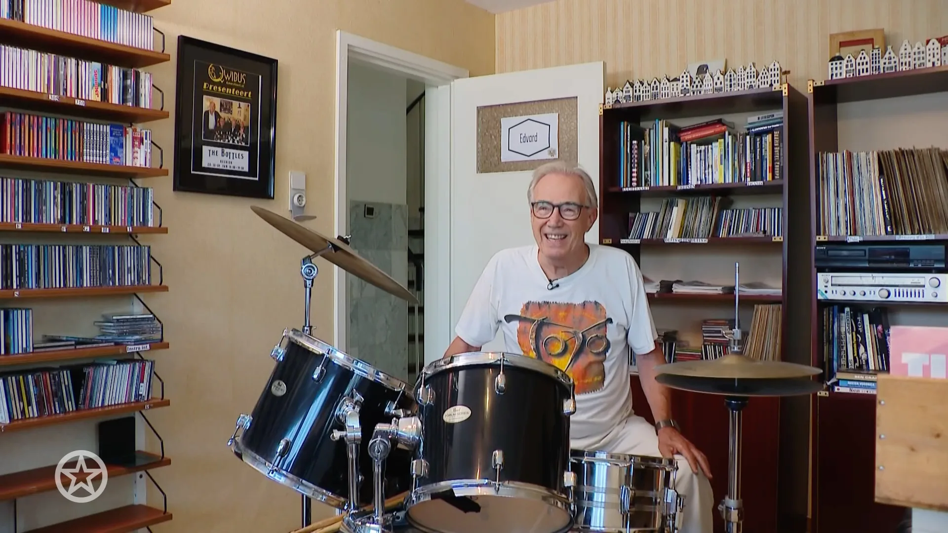 Presentator Edvard Niessing op de drums gespot bij Het MAX Orkest