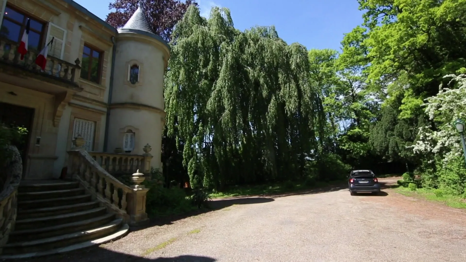 ZIEN: De jongen doet er alles aan om sprekend op Ken te lijken