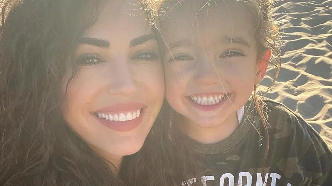 Yolanthe zingt jarige Xess Xava (6) toe