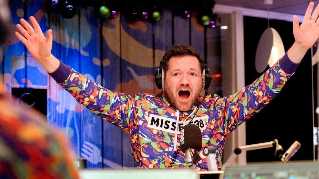 Ajax-fan Klaas van der Eerden zingt voor 23.000 euro Feyenoordlied