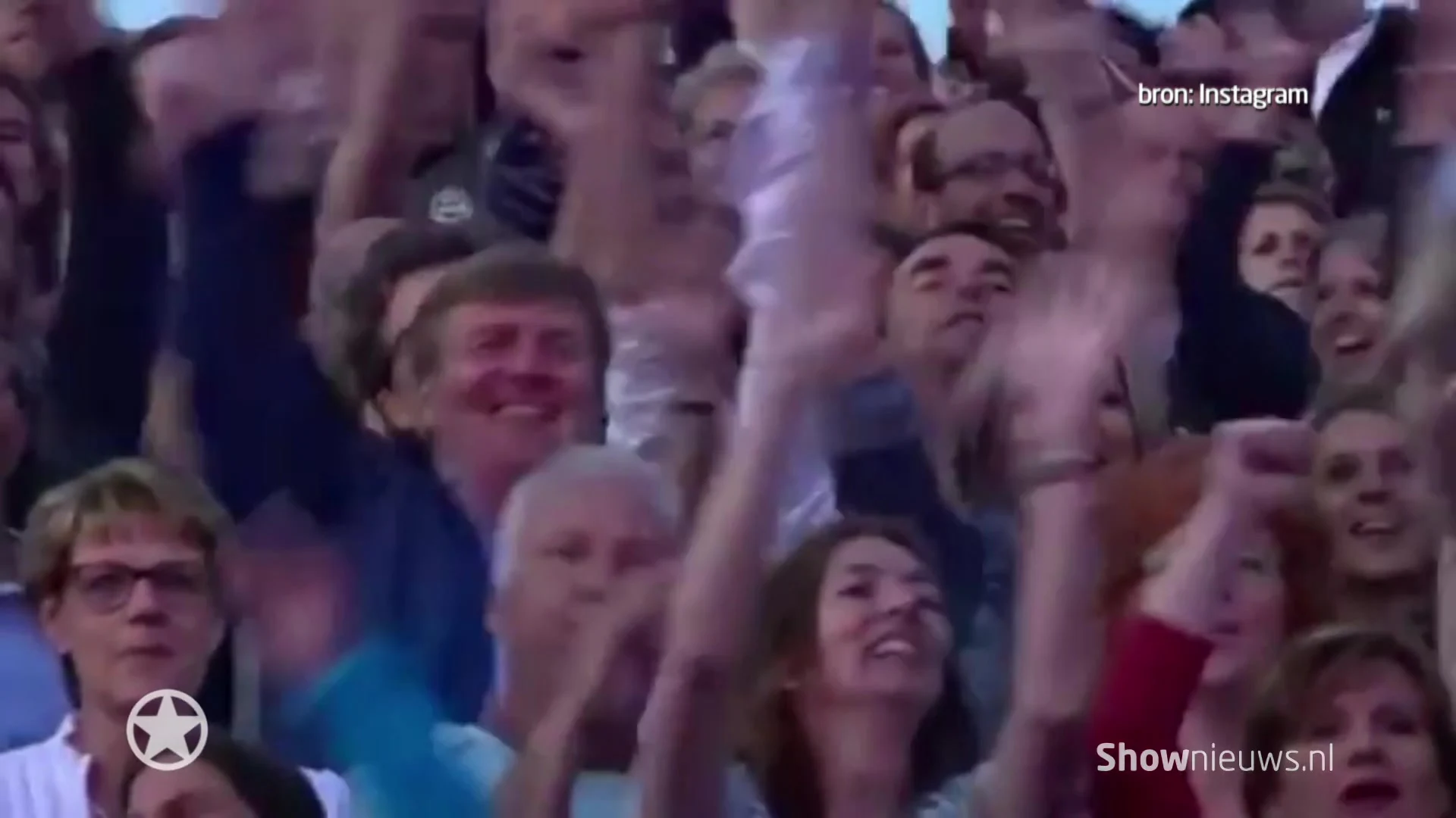 Koning en koningin zien tussen het publiek Sting in paleistuin