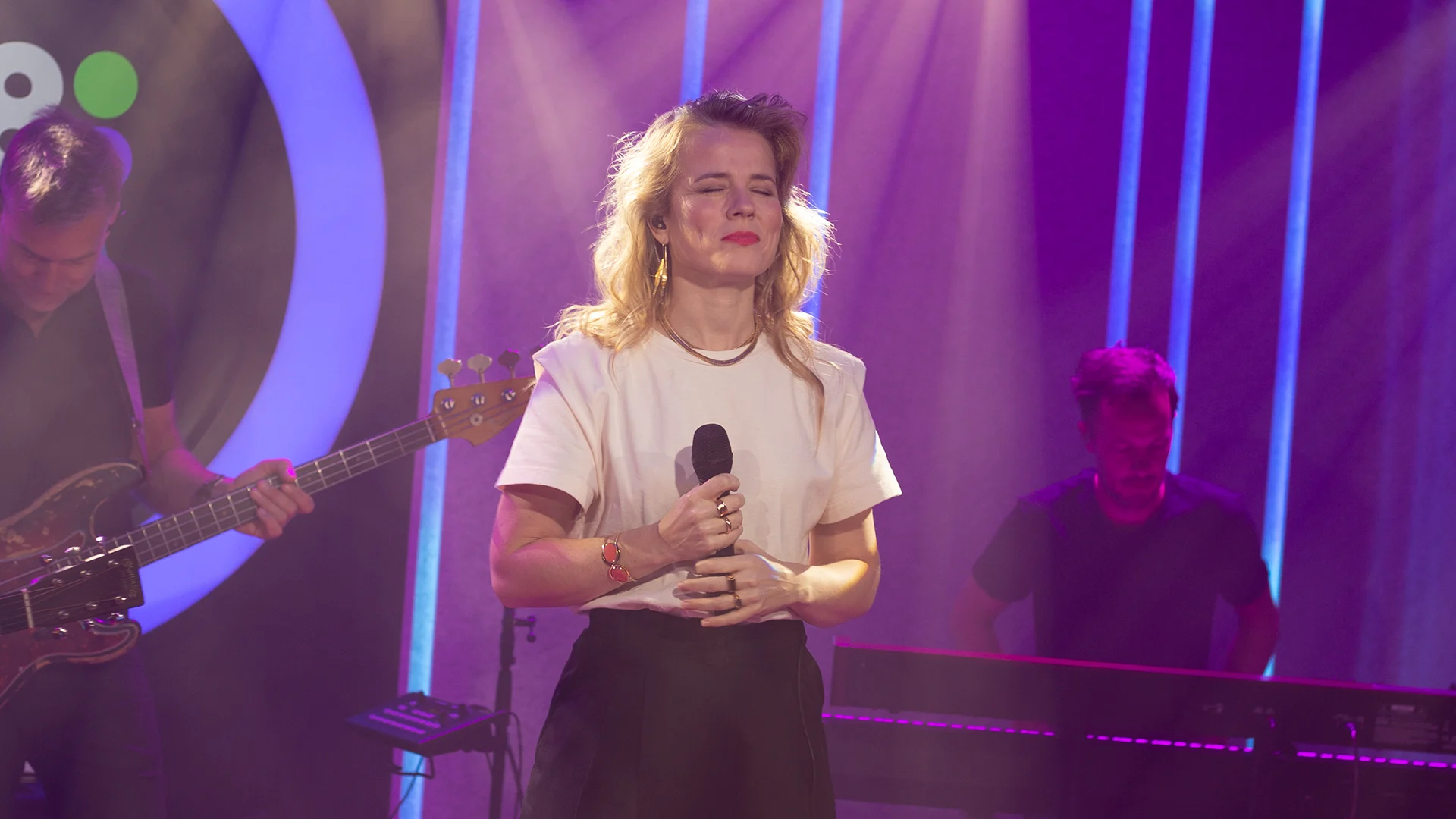 Ilse DeLange speelt haar hit van vroeger I'd Be Yours!