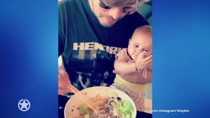 CUTE: Teddy heeft de grootste lol met noodles!