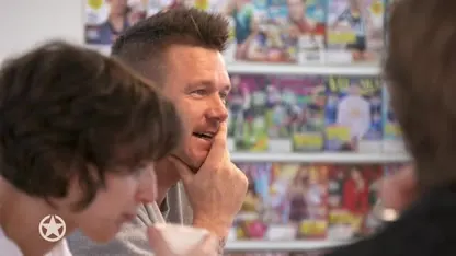 Johnny en Johnny Jr. beleven hilarisch moment in bed