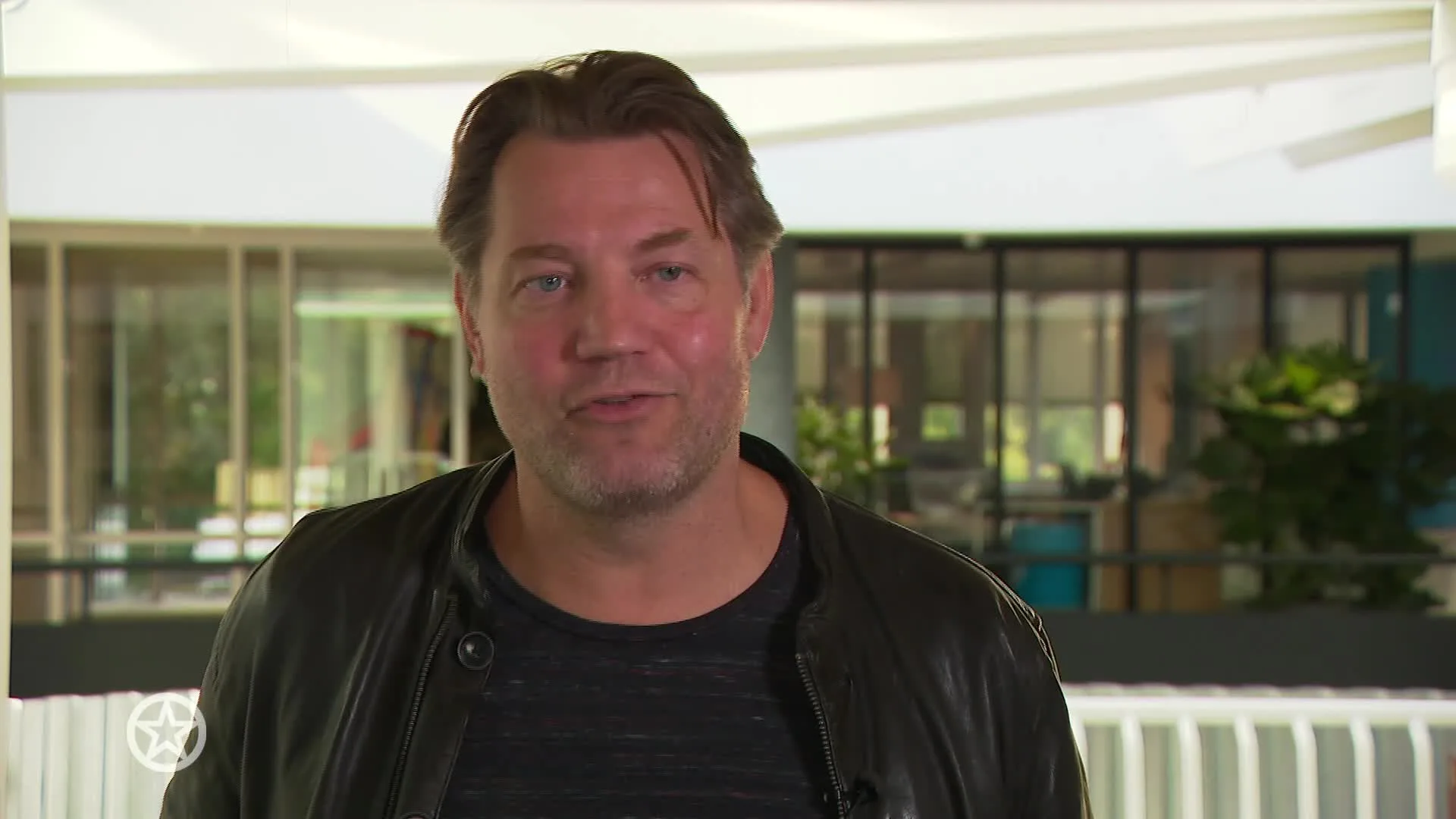 Dennis van der Geest zoenend gespot met andere vrouw