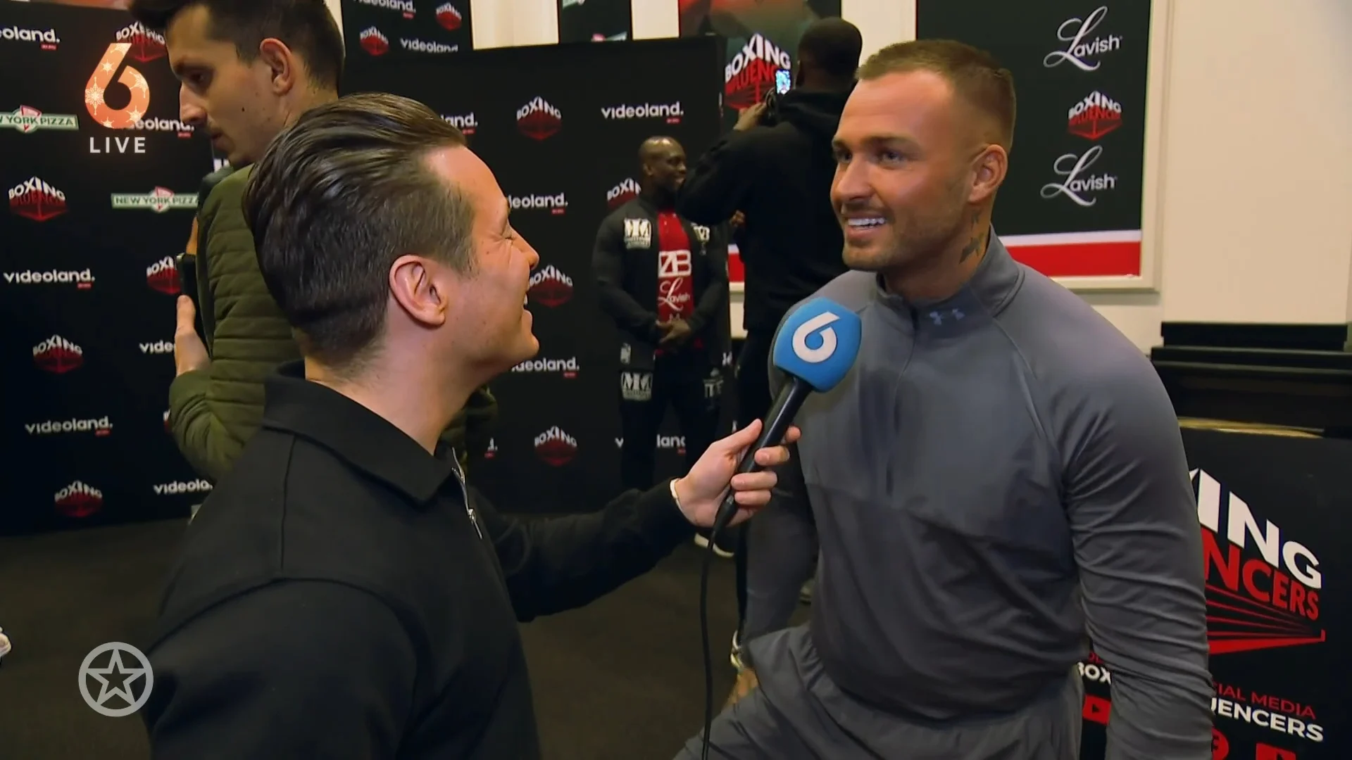 Dave Roelvink bij de welbekende staredown van Boxing Influencers