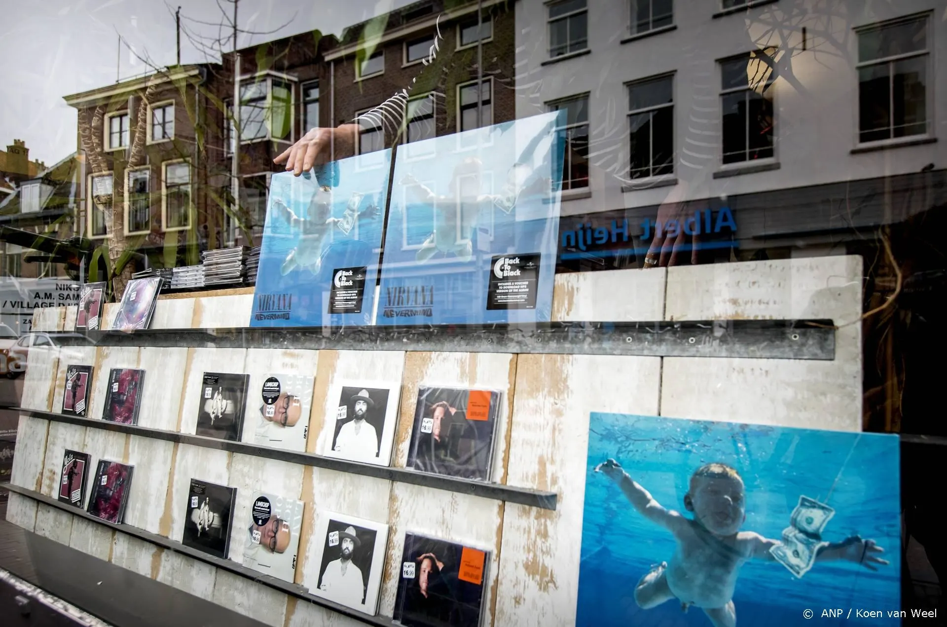 Nirvana-bassist reageert op ludieke wijze op kritiek albumhoes Nevermind