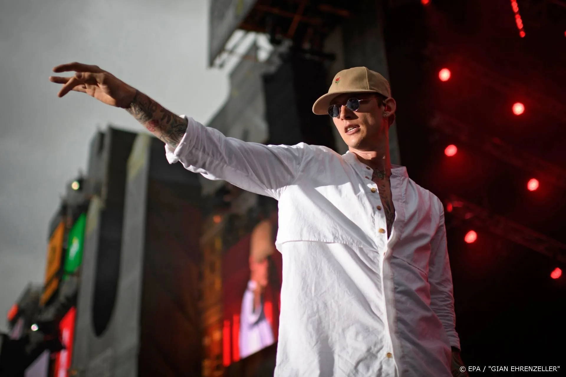 Drew Barrymore en Machine Gun Kelly reiken VMA's uit