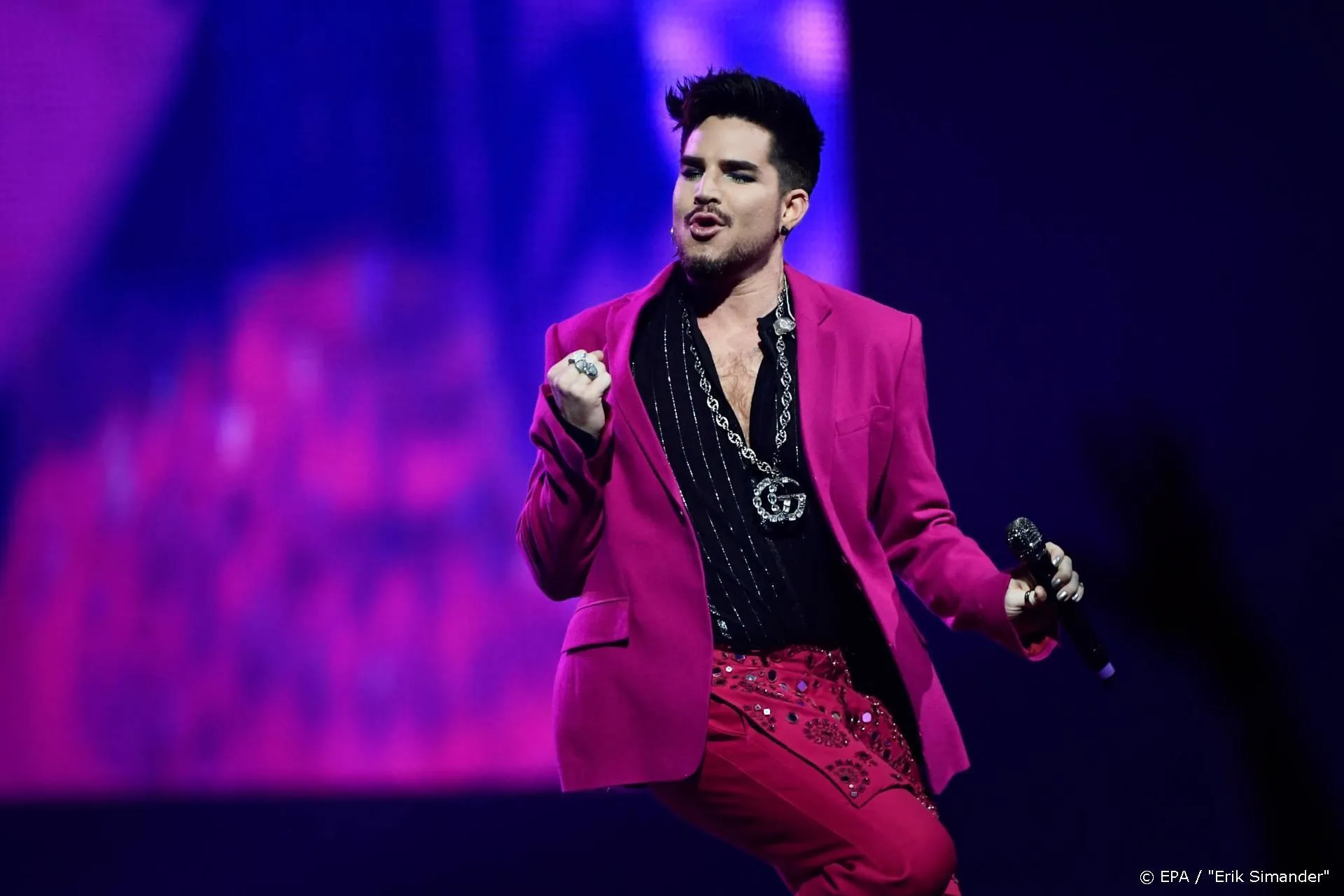 Zanger Adam Lambert treedt op in AFAS Live