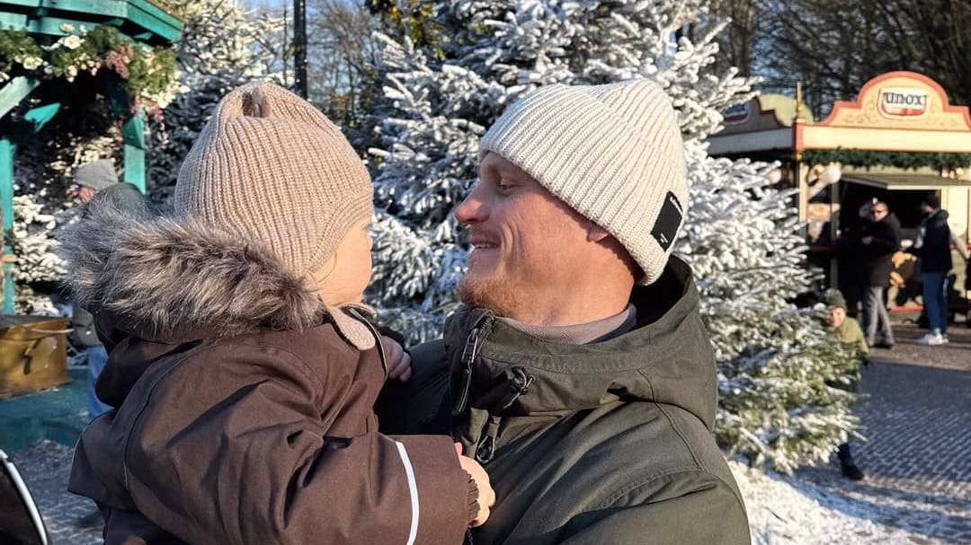 Zien: zoontje Kaj en Jessie Jazz maakt debuut op de skipiste