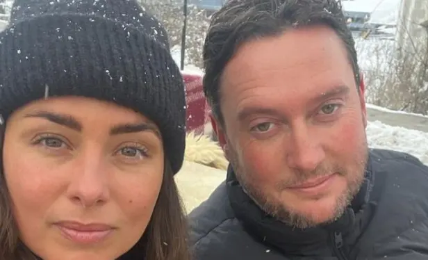 Vriendin Tino Martin woest na dronken optredens: 'Domme klootzak'