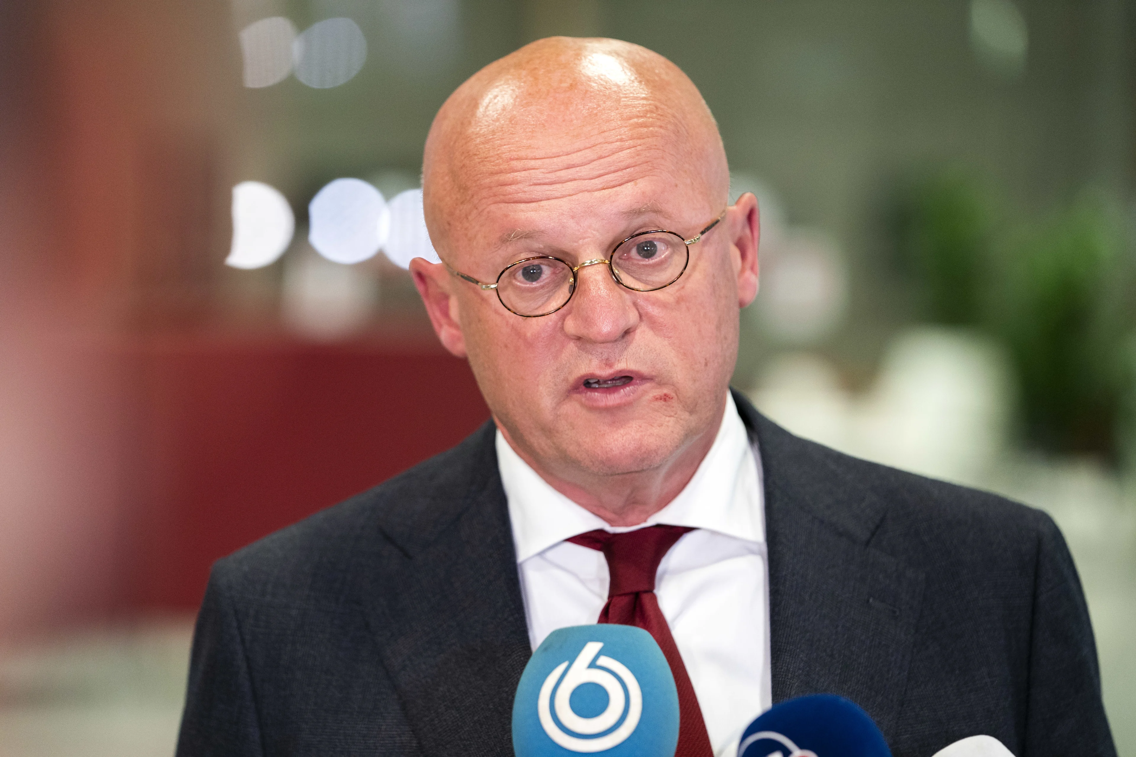 Ook op deze foto's breekt Ferd Grapperhaus coronaregels