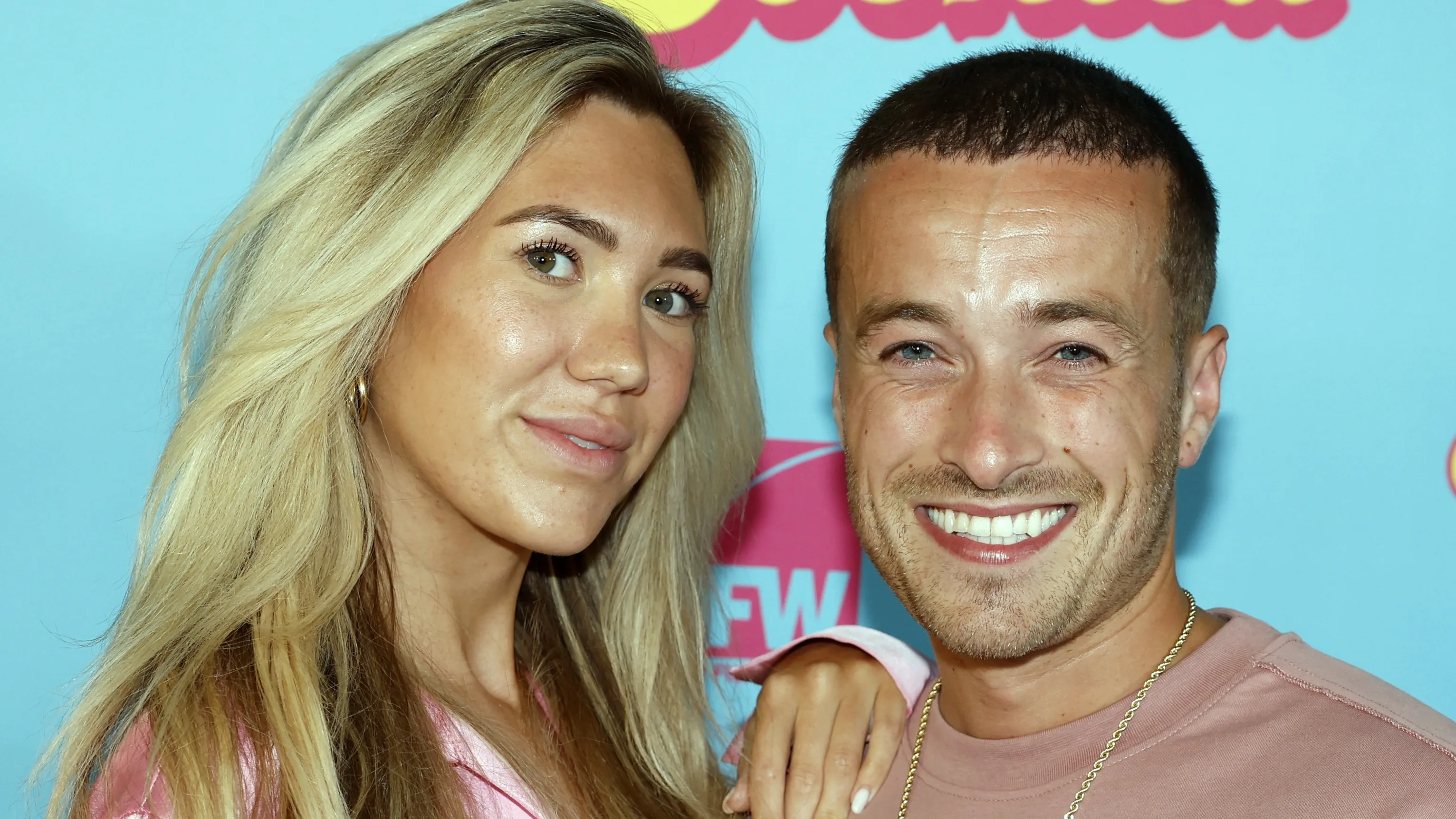 Temptation Island-Evie en Mike zaaien verwarring met 'gender reveal'