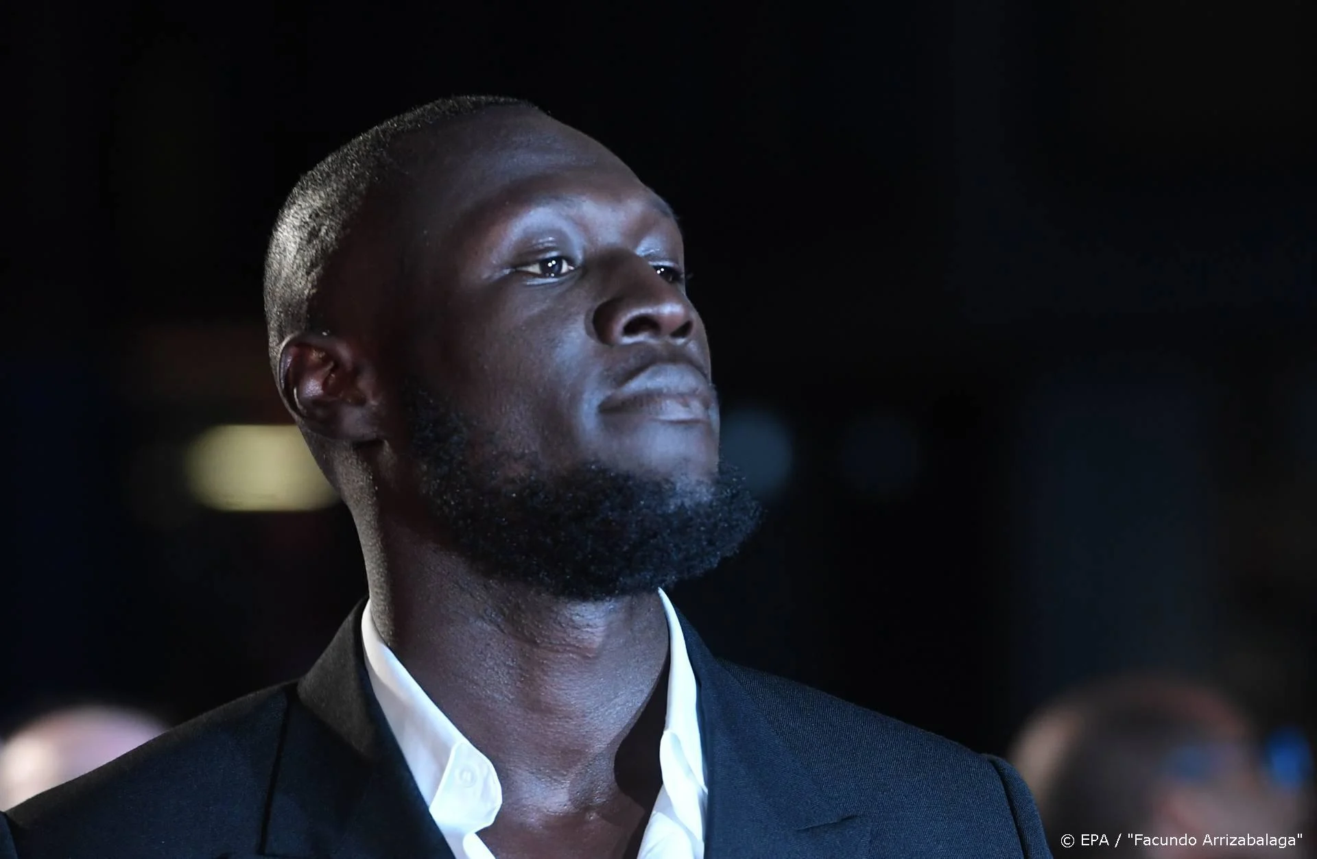 Stormzy vergeet schoenen en gaat op sloffen naar tv-show
