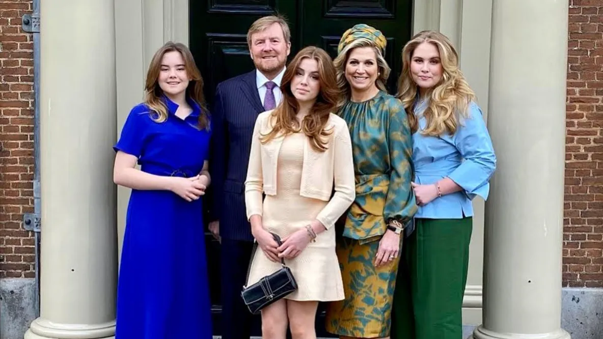 ZIEN: Máxima en prinsessen in gloednieuwe outfits naar Eindhoven 
