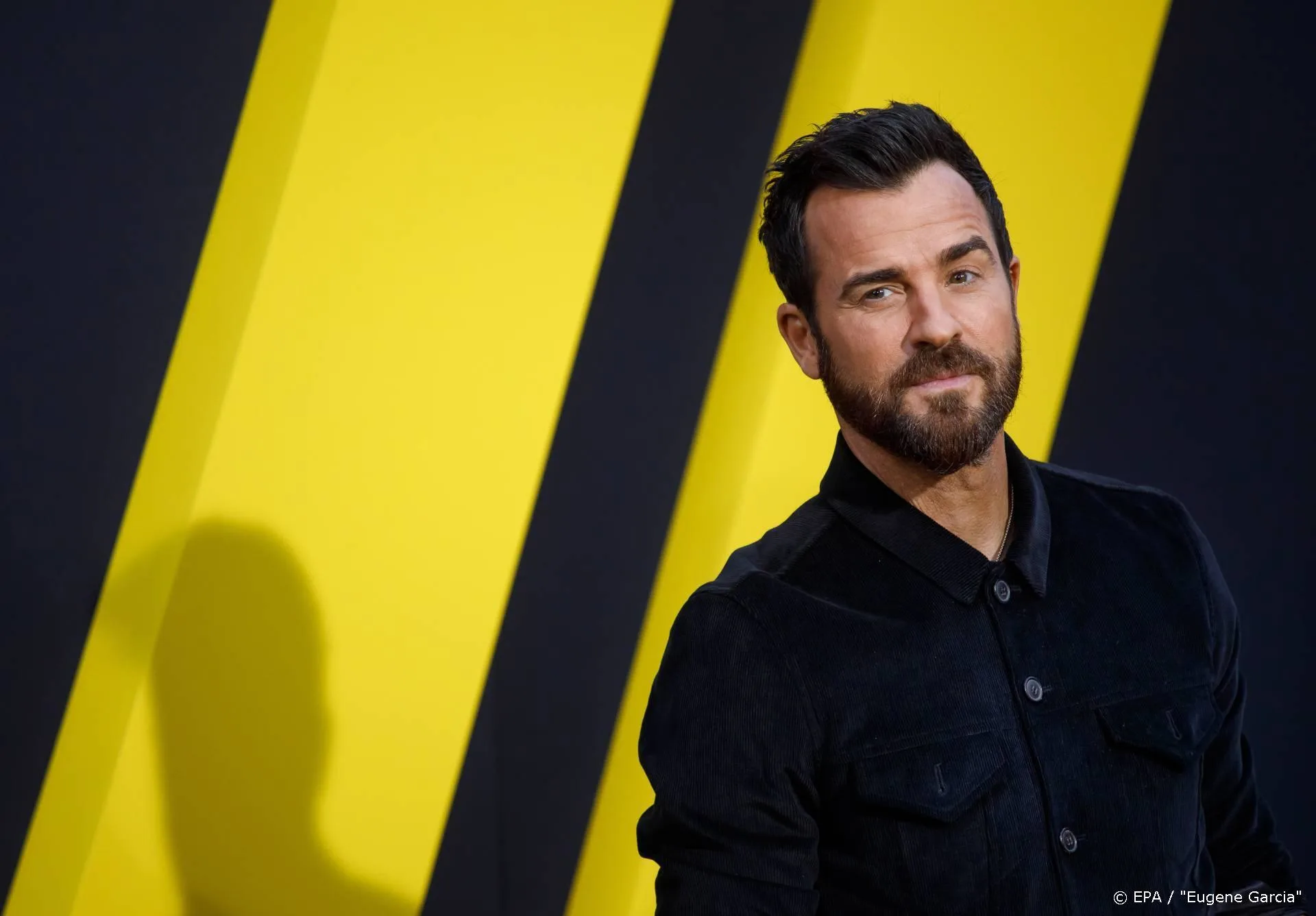 Justin Theroux heeft romantisch zelfisolatie-diner met zijn hond