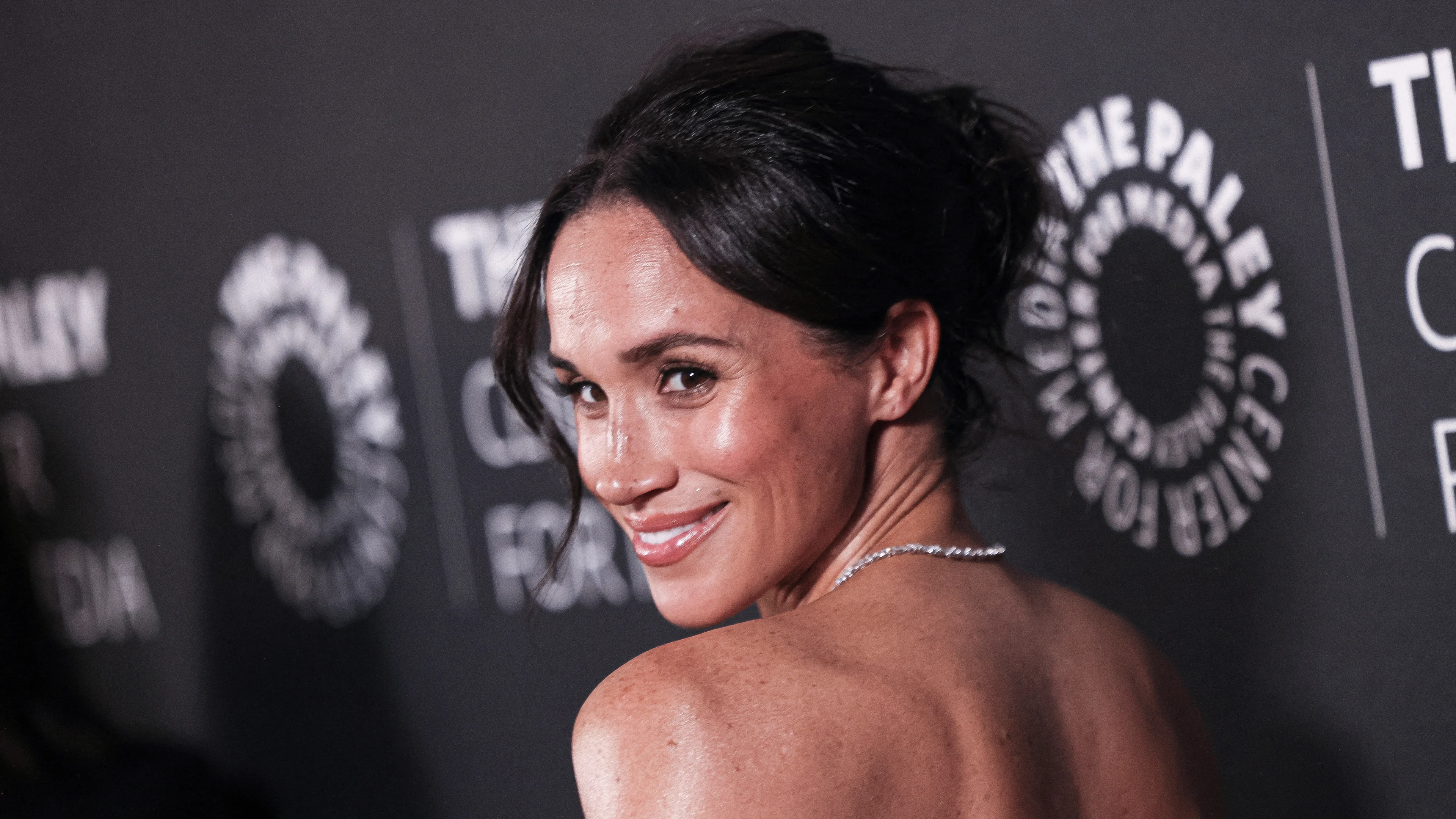 Meghan blikt terug op werk als 'koffermeisje'