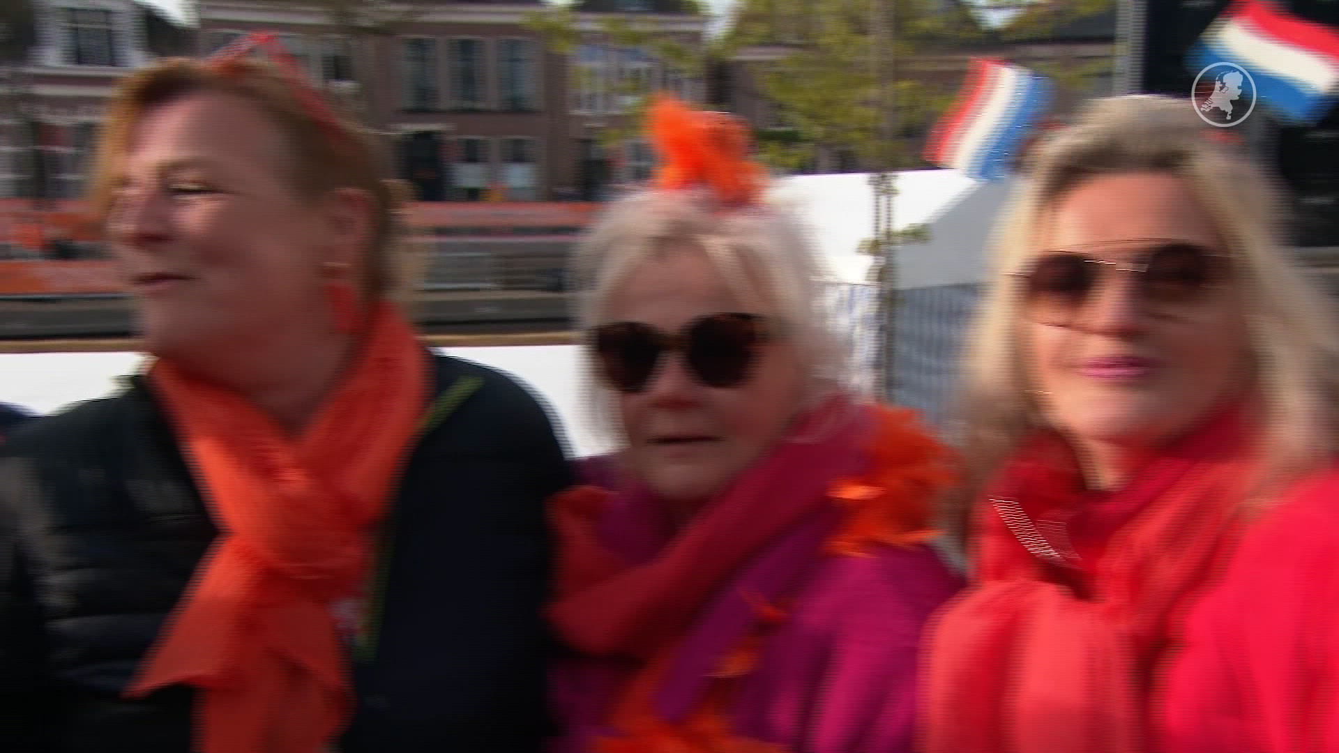 Eerste mensen langs kant voor koninklijke familie Dokkum