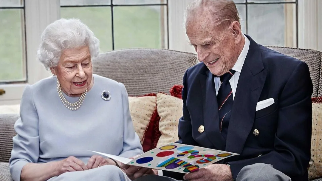 'Koningin Elizabeth roept hulp in om monarchie te moderniseren'