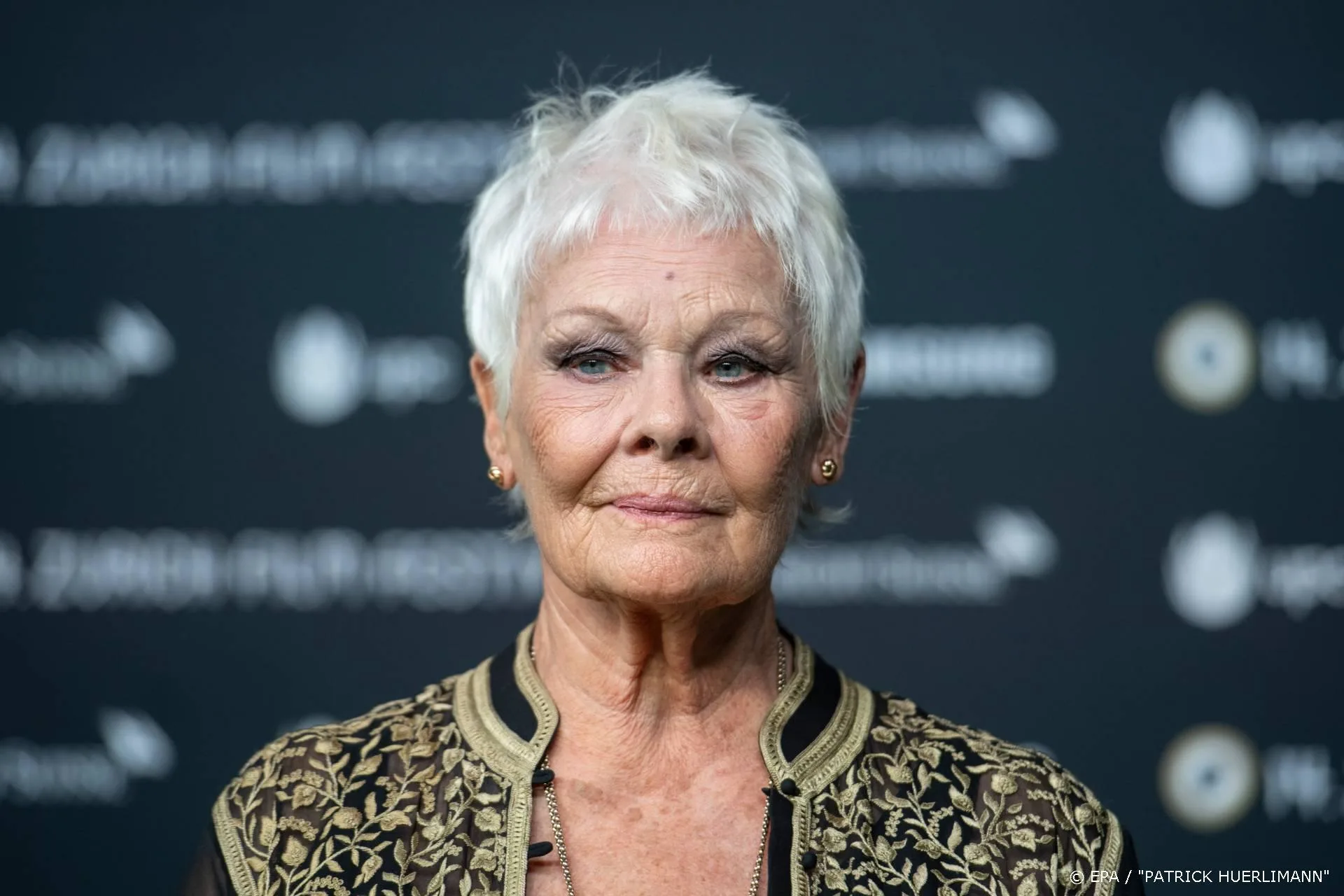 Judi Dench (85) oudste model ooit op cover Britse Vogue