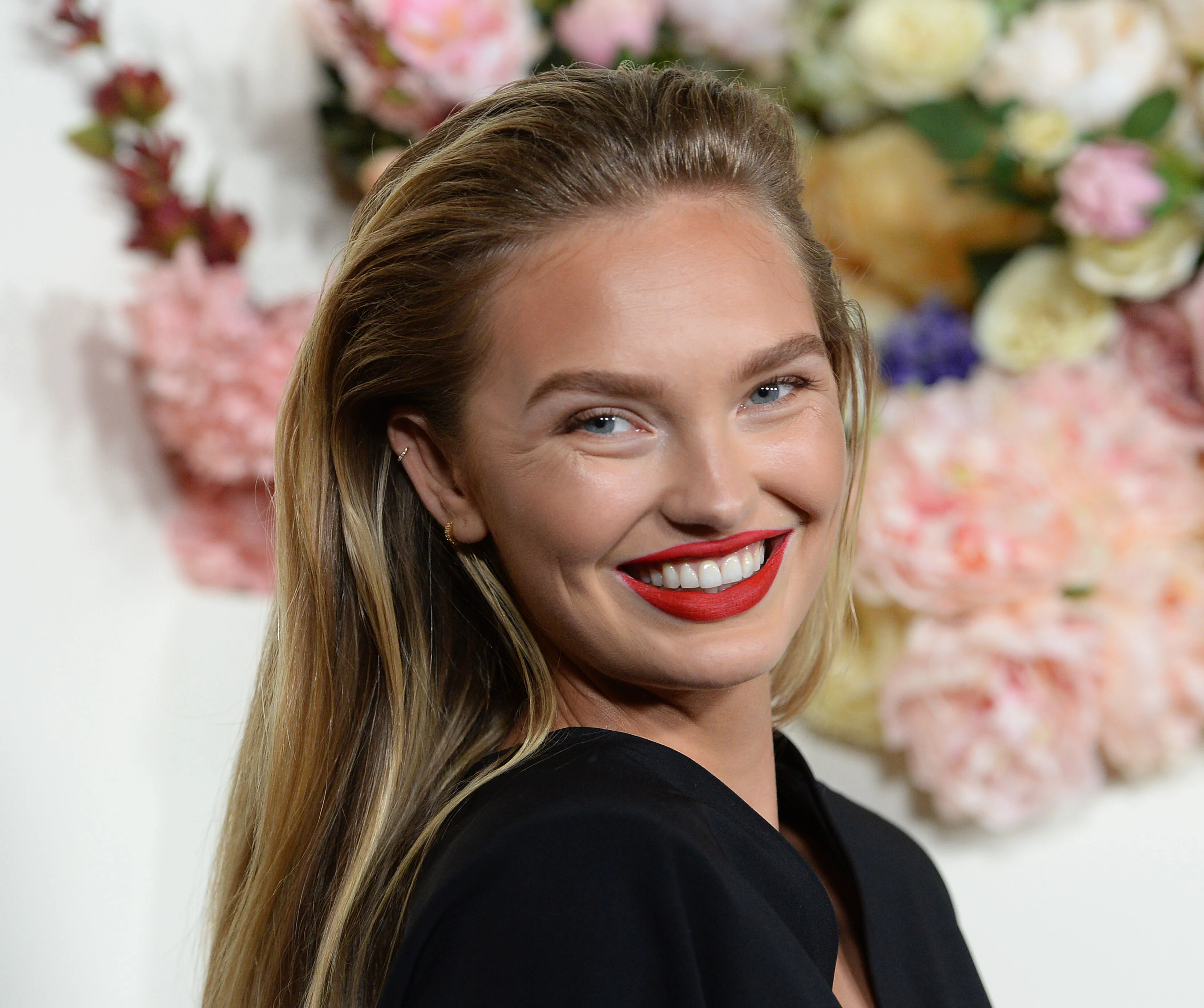 Trotse Romee Strijd showt babybuik