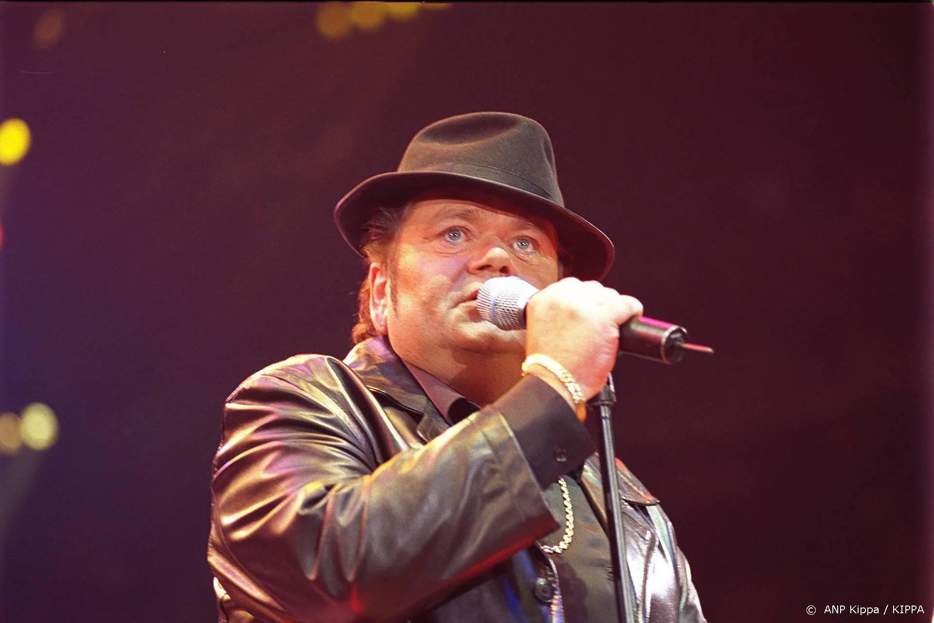 Rachel, Roxeanne en André staan emotioneel stil bij Hazes senior