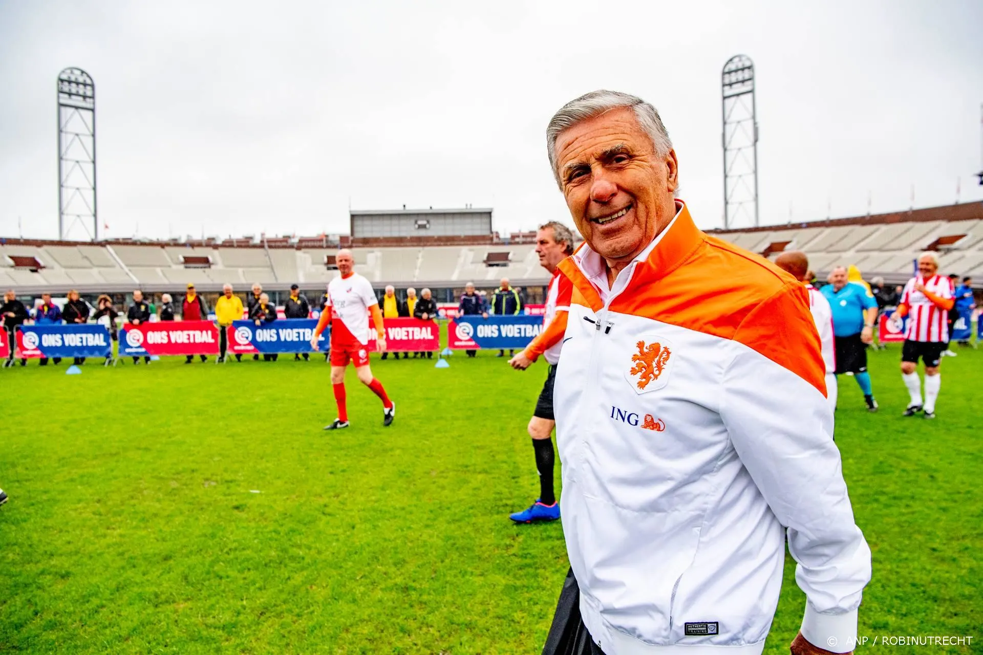 Mister Ajax wil crowdfunding opzetten voor leeuwen Artis