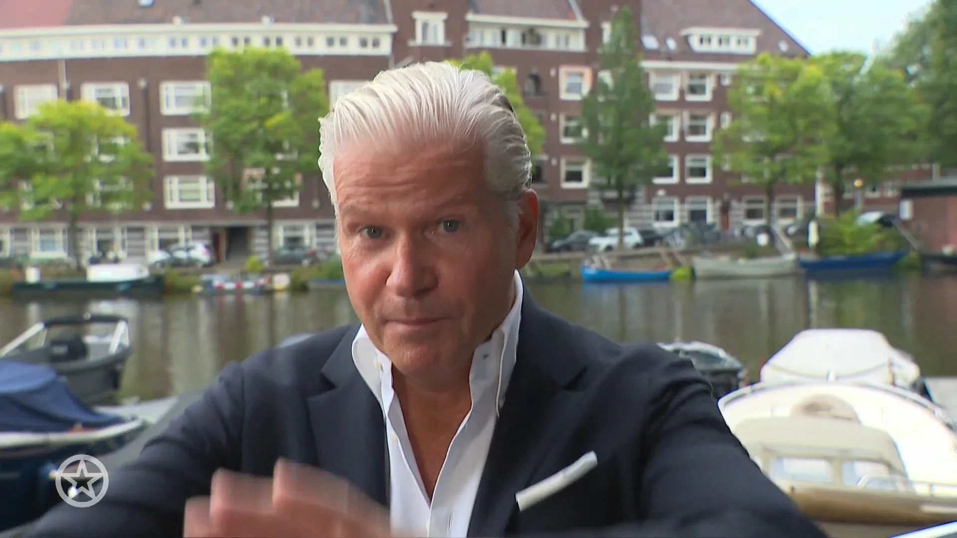 ZIEN: Dries Roelvink tikt jongen tijdens show op achterhoofd