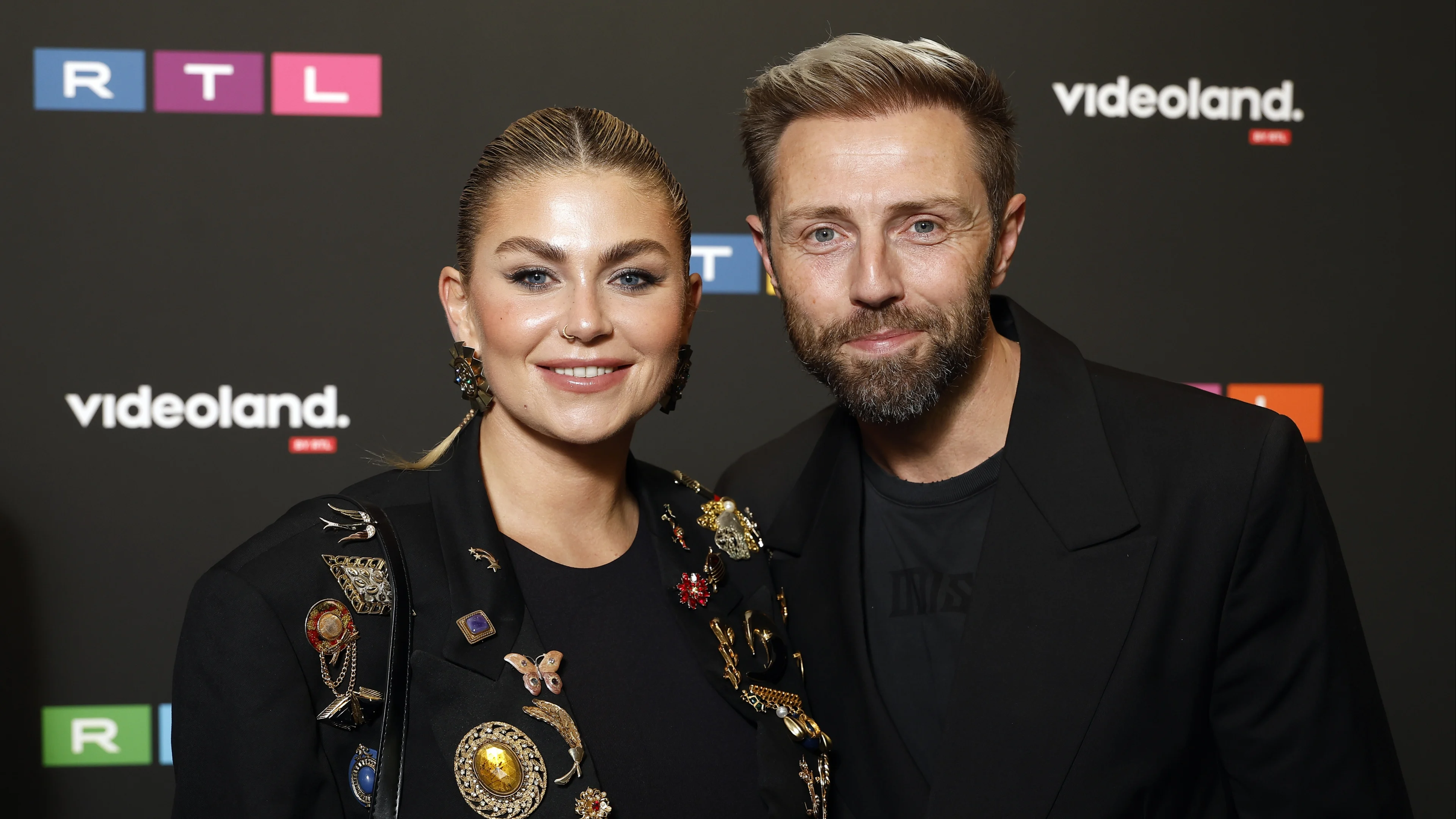 Telefoongesprek verloofde Roxeanne en André Hazes neemt hilarische wending