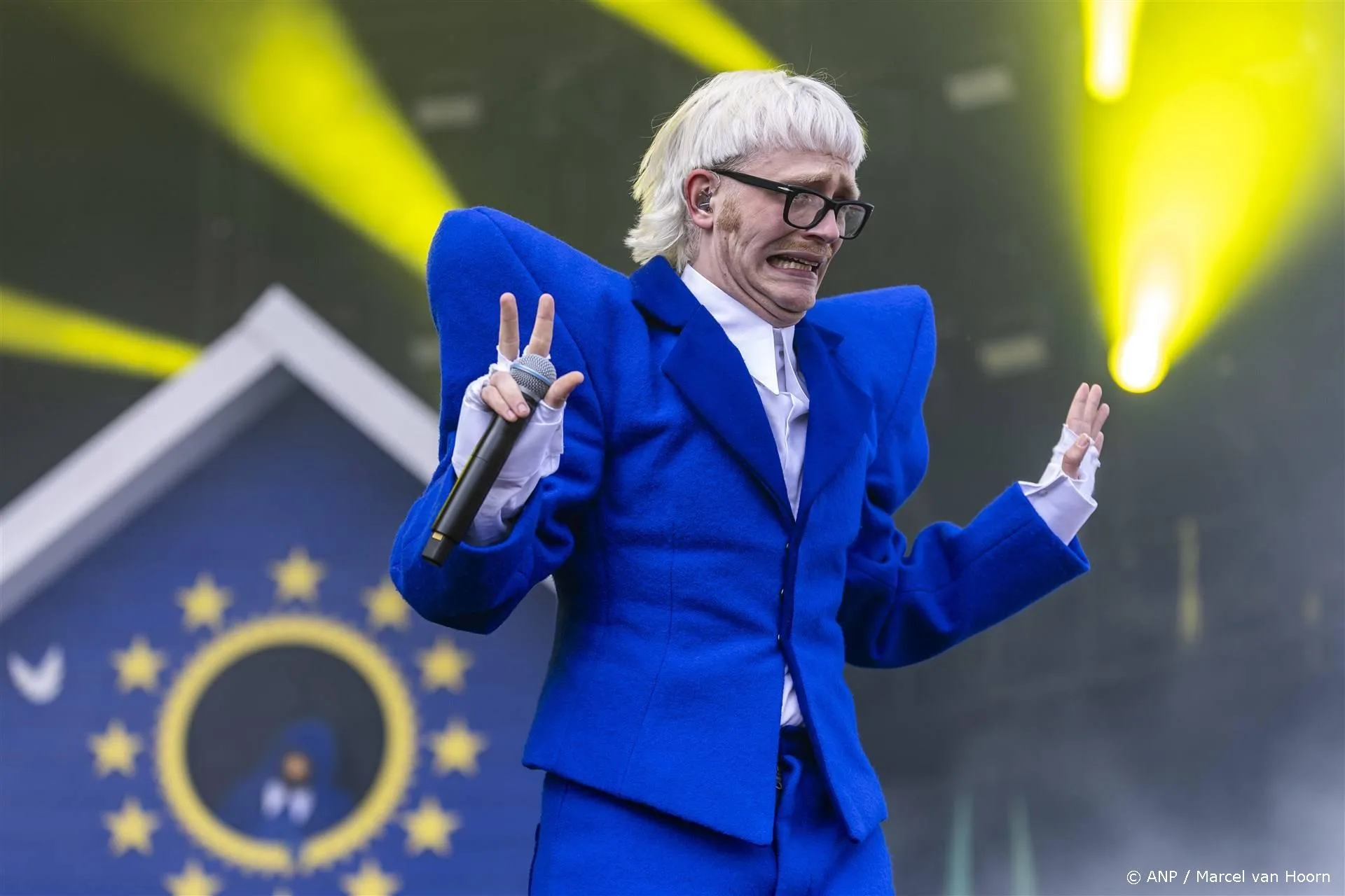 Zien: Zweeds songfestival steekt de draak met Joost Klein