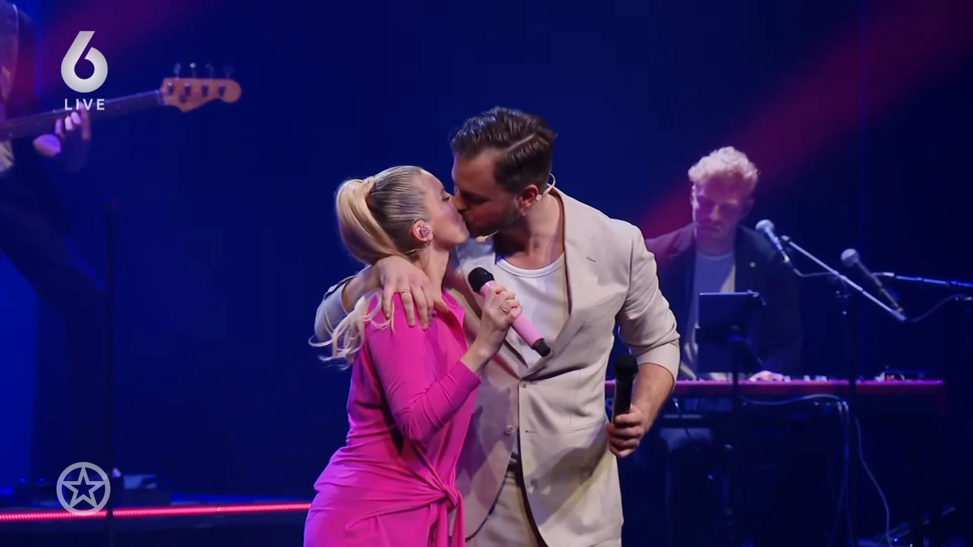 Jim Bakkum en Bettina Holwerda voor het eerst écht 'samen' op het podium