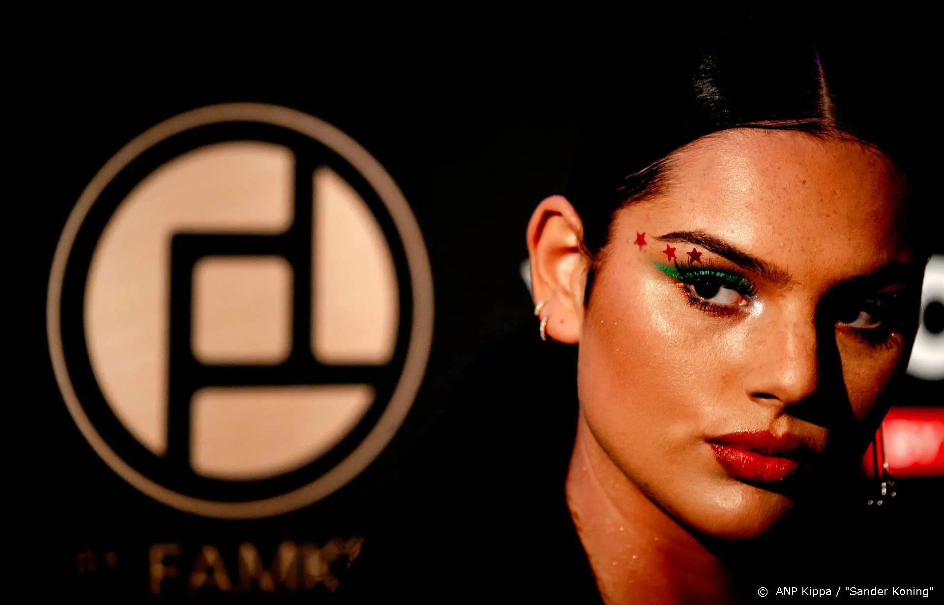 Famke Louise treedt voor het eerst op zonder autotune