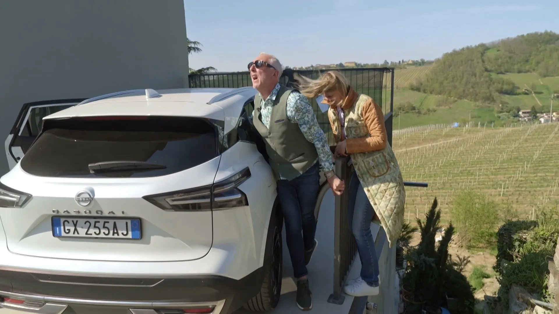 Martien Meiland zit klem in de auto