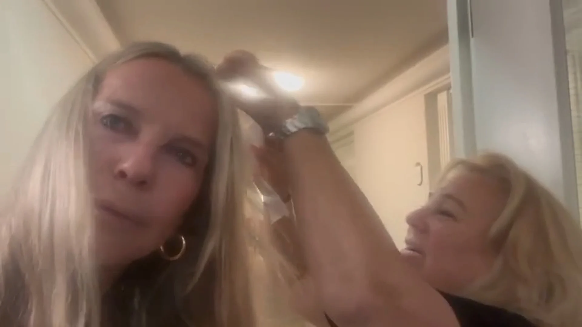 Slappe lach: Linda de Mol verliest pluk haar tijdens opnames Gooische Vrouwen (LINDA.)