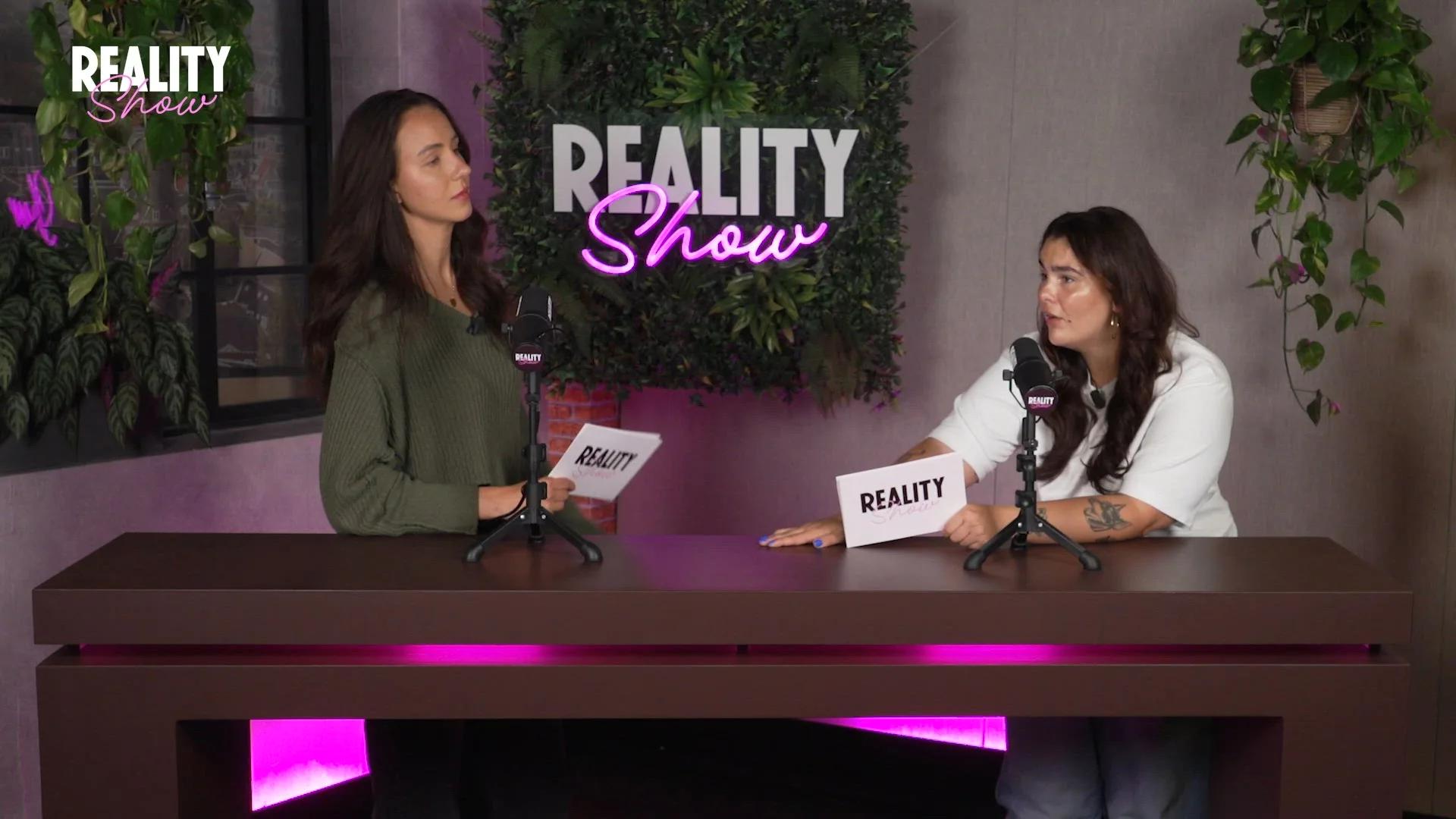 Sophie en Julia reageren op ophef rondom Roxy Dekker