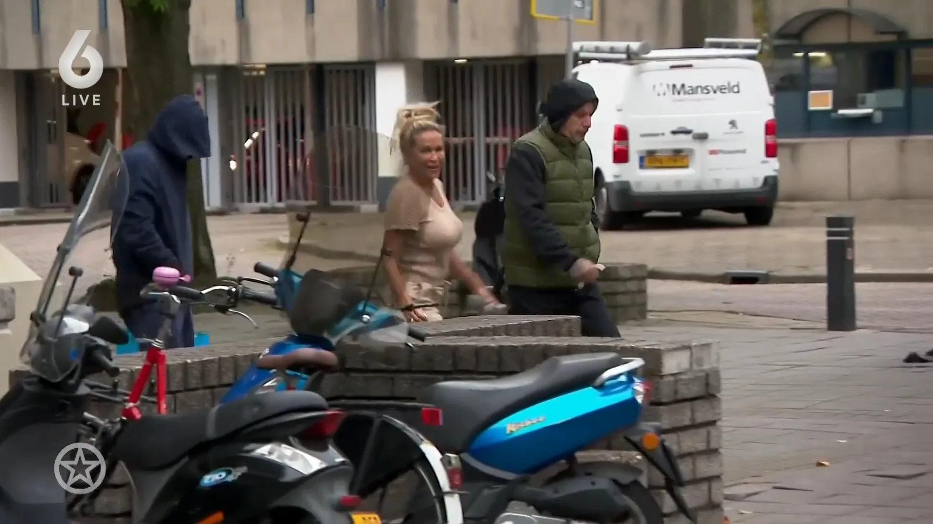 Bij Ons Op Het Kamp- Liesbeth haalt Gijs en vermomde man op van het politiebureau