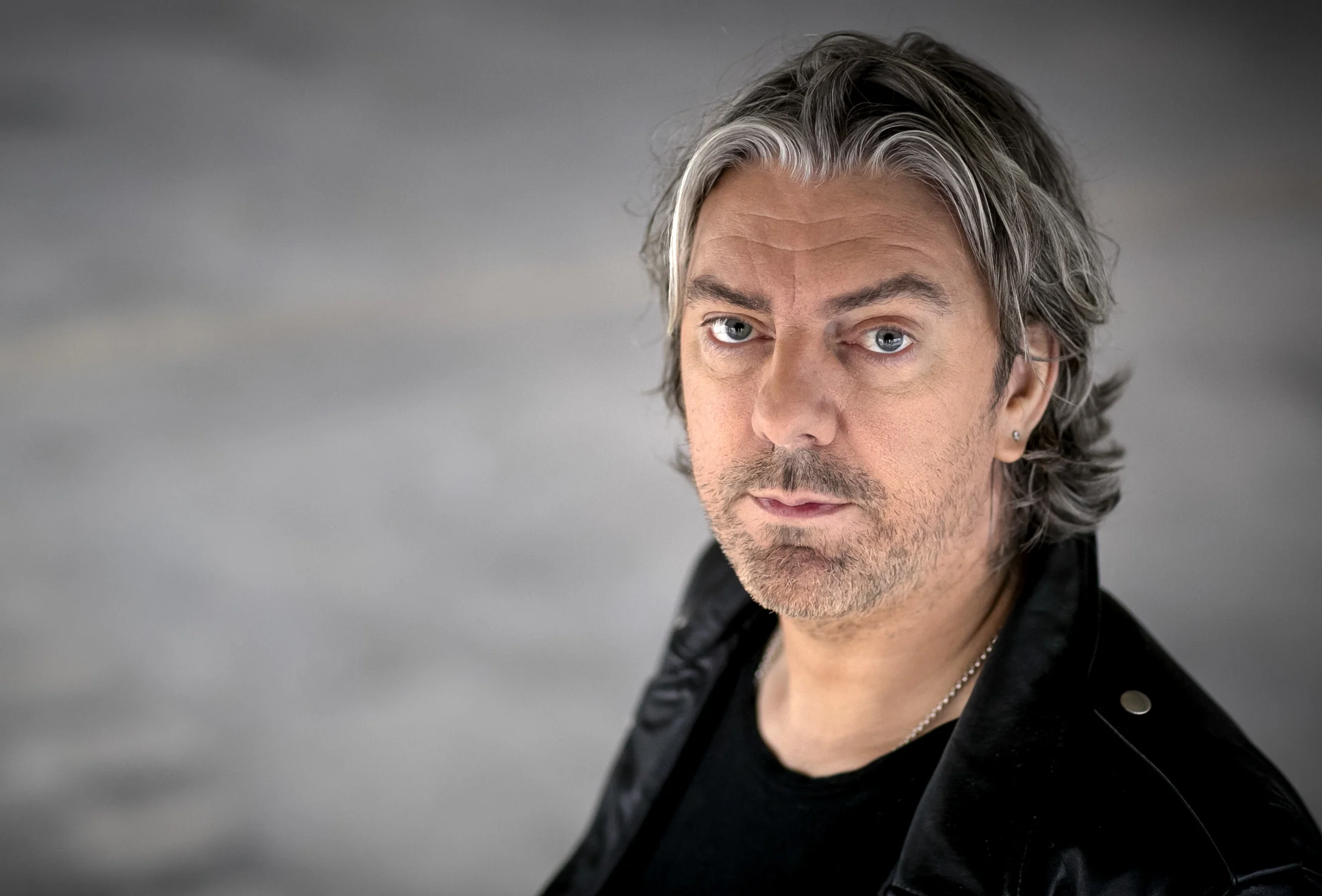 Ruud de Wild in de problemen na verwijderen coronascherm in studio