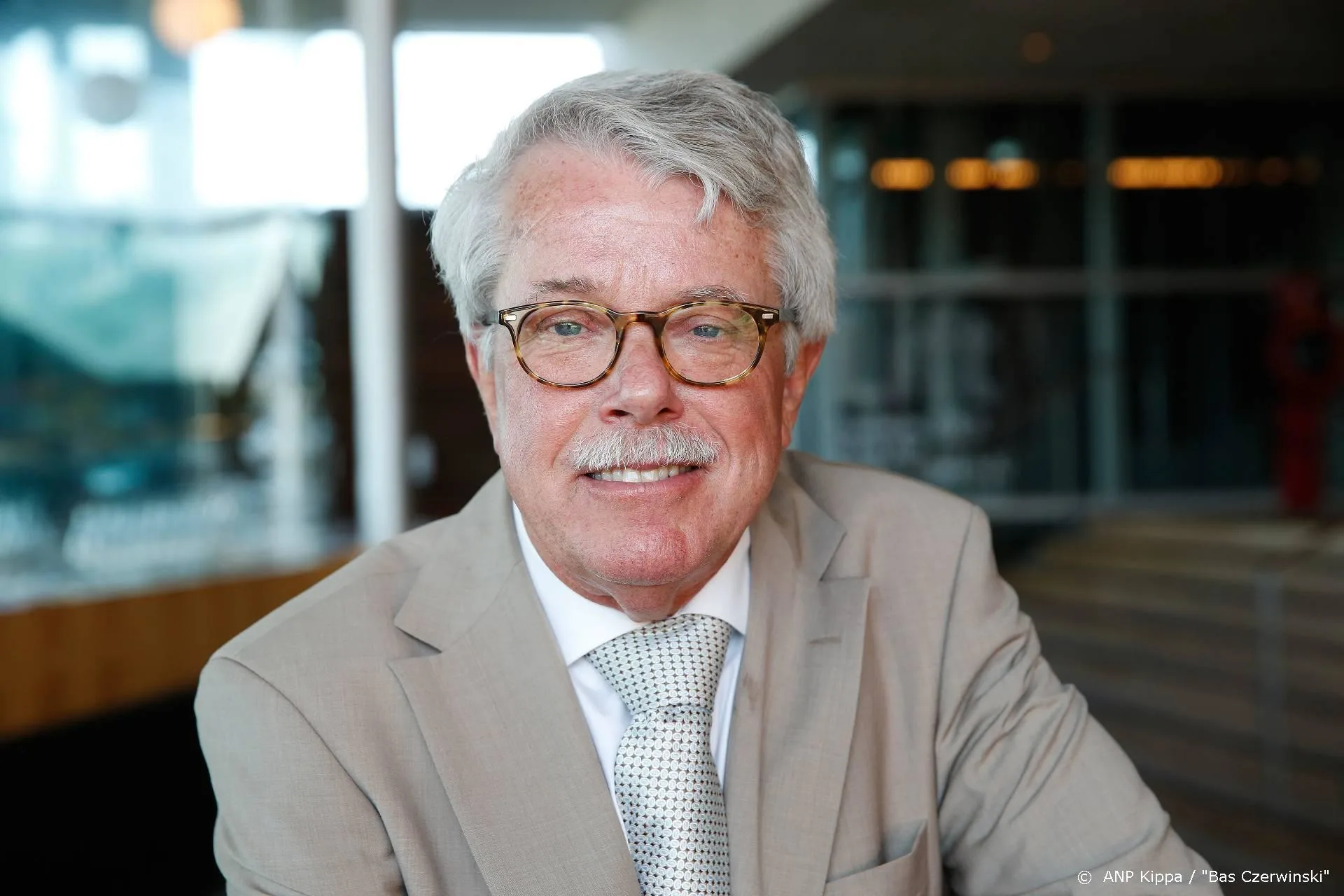 Televisierechter Frank Visser krijgt hulpje in nieuw programma