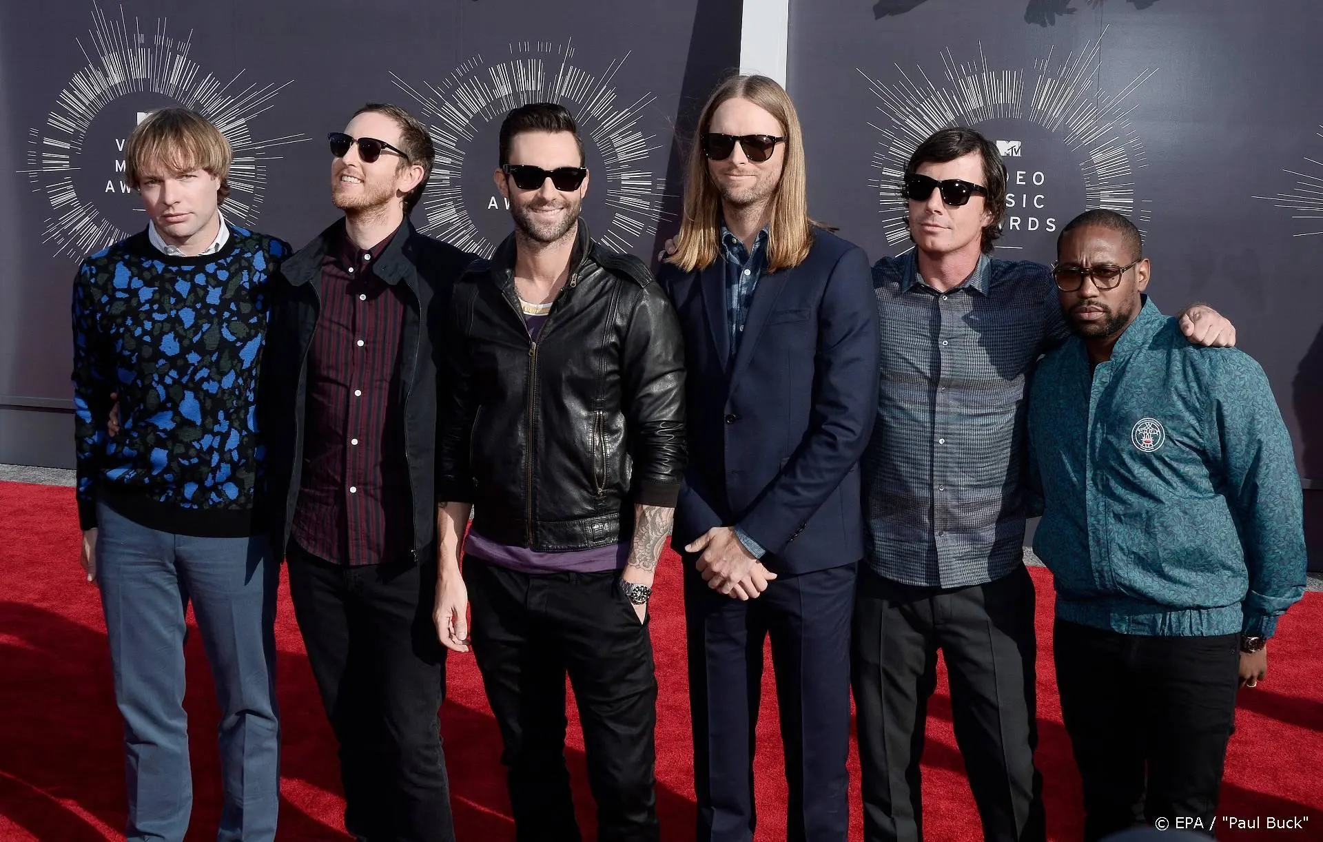 Bassist Maroon 5 neemt pauze na beschuldiging huiselijk geweld