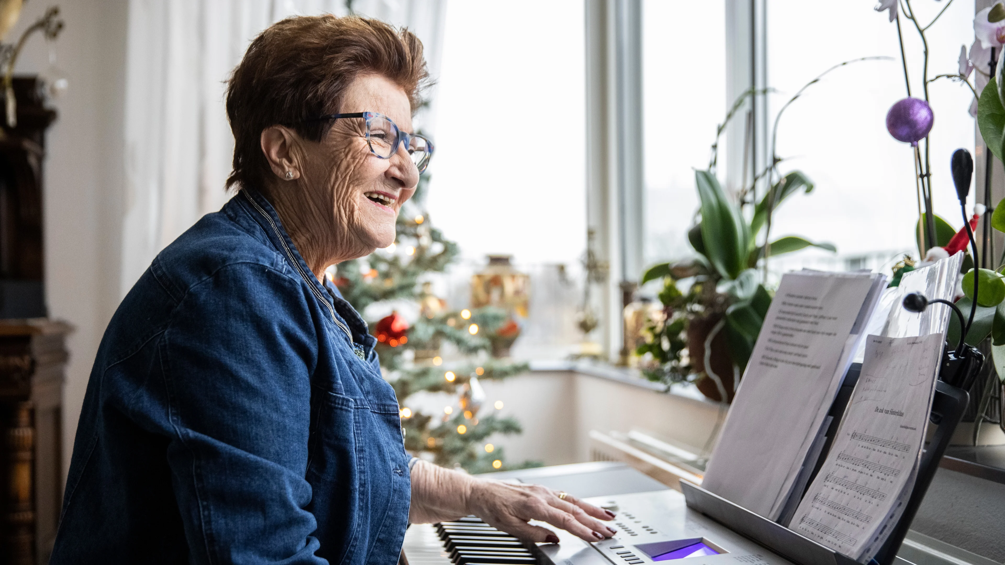 Orgel Joke speelt weer op keyboard: 'Als grijze duif'